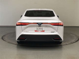 シンボルマークを跨いで横一文字に伸びる薄型デザインのリヤコンビネーションランプ!ワイドな構えと個性が際立つリヤビュー!