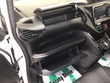 スペースを有効活用した収納が車内のいたるところに設置されています。