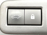 【パワーバックドア】スマートキーや運転席のボタンを押すだけでリアゲートが自動で開閉します!荷物を持っている時や、高い位置にあるバックドアを閉める際に便利な機能です♪