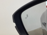 斜め後ろに存在する車を探知。その方向のドアミラー鏡面上にマークを表示し、存在をお知らせしてくれます。また、その方向にウインカーを操作すると、マークの点滅と警告音で注意を促します!
