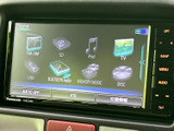 ラジオやUSB、Bluetooth Audioなど複数の音源がメニューに並び、使いたい項目を選びやすい画面です。お好みの音楽や音声を車内で楽しむ際に便利です。