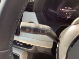 レバーをAUTOの位置にしているとき、レインセンサーが雨を感知すると、雨量に応じてワイパーが自動で作動してくれるオートワイパーを装備!設定変更で非作動にすると、間欠作動に固定されます。