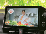 画面いっぱいにテレビ映像を表示でき、停車中の待ち時間を過ごす際にも便利です。映像の内容を確認しやすい大きさで、車内での休憩やお出かけ先でのひとときに活用いただけます。