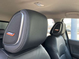 ヘッドレスト内蔵スピーカーが、360&deg;音に包まれるような大迫力のサウンドを実現