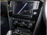 VW純正インフォティメントシステム「DiscoverPro」大変使いやすいタッチパネル型ナビゲーションでETC2.0とエンブレム内蔵バックカメラが付いています。