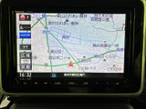 画面上に周辺の道路や地名が表示され、現在地を確認しながら目的地へ向かう際に便利です。地図の表示を活用でき、初めて訪れる場所へのお出かけも心強くサポートします。