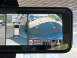 後方映像と車両周囲の俯瞰表示を切り替えて確認でき、駐車時の周囲確認をサポートします。ガイド表示も備わり、駐車スペースへ車を寄せる場面などで目安を確かめられます。