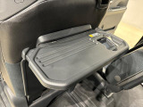 飲み物や食べ物を気軽に置ける格納式シートバックテーブルを、運転席と助手席の背もたれにご用意。車内の休憩も快適です!