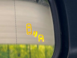 【ブラインドスポットモニター】走行中、ドアミラーの死角になりやすい箇所に後続車が接近するとサイドミラーのレンズに警告を表示!ドライバーに注意喚起をしてくれます。