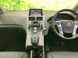 運転席と助手席を見渡せる視界に、中央の操作部がまとまりよく配置されています。シートまわりも落ち着いた雰囲気で、前席で過ごす時間を心地よく支えてくれます。
