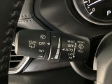 レバーをAUTOの位置にしているとき、レインセンサーが雨を感知すると、雨量に応じてワイパーが自動で作動してくれるオートワイパーを装備!設定変更で非作動にすると、間欠作動に固定されます。