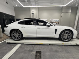 オプション:パノラマルーフシステム、21インチPanamera Exclusive Designホイル(プラチナシルバー)、シートヒーター前後、シートベンチレーション (フロント)、プライバシーガラス
