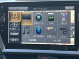 音楽やラジオ、外部入力など複数のAVソースがメニューに並び、使いたい項目を画面上で選びやすい構成です。日々の移動に合わせて、車内で楽しむ音源を切り替えられます。