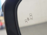 隣車線を走る車両をレーダーで検知し、ドアミラーでは確認しにくい後側方エリアに存在する車両に加え、急接近してくる車両も検知します。車両を検知するとドアミラーに搭載されたLEDインジケーターが点灯します。