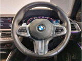 【ハンドル】ドライバーとBMW車の一体感がダイレクトに伝わるステアリングホイール。形状・太さへの拘りに加えて、操作性を高める為にスイッチ類も配置。クイックかつ安定のドライビングを体感下さい!