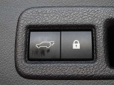 パワーバックドアを装備しています。バックドアを運転席からも開閉できます、便利ですよ。