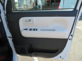 運転席のドアにもドリンクホルダーがついています。