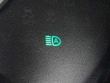【ハイビームアシスト】先行車または対向車の有無や周辺の明るさなどに応じて、ヘッドライトのハイビーム(上向き)とロービーム(下向き)を自動で切り替えます。
