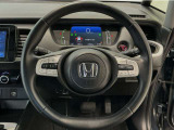 運転にかかわる様々な操作を安全に行えるように視点移動が少なく操作性に配慮されたスイッチ類が凝縮されたコクピットです。