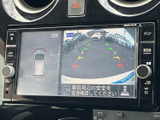 後方の様子を画面で確認しながら駐車でき、車庫入れや狭い場所での後退をサポートします。周囲の安全確認を助ける表示も備わり、目視も併用しながら落ち着いて操作しやすい装備です。
