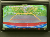 後方の映像に加えて目安となるガイドラインが表示され、駐車時に周囲との距離を確認する際に役立ちます。画面上で進行方向の様子を把握しやすく、車庫入れをサポートします。