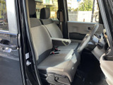 明るい色合いのシートと見通しのよい運転席まわりで、乗り込んだ際も開放感があります。座面と背もたれは落ち着いた配色で、アームレストも備わり、毎日の移動を快適に過ごせます。
