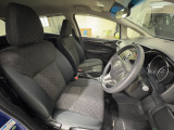 運転席は大きな座面と包み込むような背もたれが身体全体を支えます。上質なシートを採用し長時間の運転やコーナーの多い道も快適です。座ったときの頭上スペースも余裕たっぷりでロングドライブも楽チンです♪