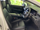 運転席まわりは前方から左右まで見渡しやすく、落ち着いて運転に集中しやすい空間です。シートやドアまわりもすっきりとまとまり、毎日の乗り降りも快適にお使いいただけます。