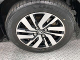 【純正アルミホイール】です!車両デザインに合わせてホイールをデザインしているため、見た目にもカッコイイアルミホイール♪洗車もラクチンで錆びません。