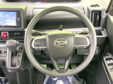 インテリアに合わせたデザインのステアリングは、運転される方のことも考え、運転しやすい形状、大きさです。是非一度、実際に触ってお確かめください。