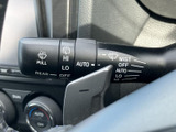 レバー上の表示が見やすく整理され、必要な設定を確認しやすい造りです。運転席から手を伸ばしやすい位置にあり、天候が変わる場面でも操作内容を把握しやすい装備です。