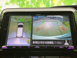 車両後方の映像に加えて、周囲を上から見たような映像も表示されます。駐車時に車両周辺の状況を画面で確認でき、切り返しや位置合わせをサポートします。