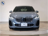【BMWの伝統-1】BMWの特徴的な&ldquo;キドニーグリル&rdquo;は、80年以上続く伝統の形でございます。変わらないこだわりのデザインが、プレミアムブランド&ldquo;BMW&rdquo;を創り出します。