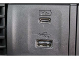 運転席からも助手席からも使いやすい位置に急速充電対応タイプのUSBジャックを設けました。ドライブの時間をスマートフォン等の充電時間に充てられます。