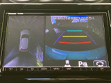 車両周囲の映像を画面で確認でき、駐車時の周囲確認をサポートします。俯瞰表示と後方映像を見ながら、障害物との距離感をつかみやすく、駐車時に心強い装備です。