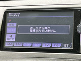 オーディオ画面にはAM・FMやCD/DVD、SD、TVなどの選択肢が並び、使いたい音源を画面上で確認しながら選べます。Bluetoothの項目も備わり、日々の移動に合わせて活用いただけます。