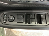 狭い駐車場で便利な電動格納ドアミラーが付いています。