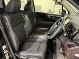 運転席は大きな座面と包み込むような背もたれが身体全体を支えます。上質なシートを採用し長時間の運転やコーナーの多い道も快適です。座ったときの頭上スペースも余裕たっぷりでロングドライブも楽チンです♪