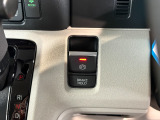 電子制御パーキングブレーキは信号待ちでも便利。いつもより運転がラクになるはずです。