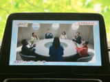 テレビ番組を画面に表示でき、停車中の待ち時間も車内で映像を楽しめます。画面が見やすく、休憩中に気軽に視聴できる装備です。ご利用時は安全な場所に停車してください。