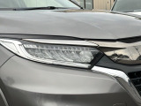 シャープなデザインの明るくて長寿命のLEDヘッドライト採用