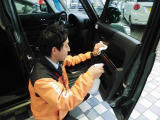 御納車前には選任スタッフが真心こめて清掃いたします!!