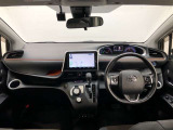 シンプルながら機能性あふれる運転席廻りです。視界性もよく、運転しやすいですよ。