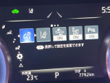 【ブラインドスポットモニター】走行中、ドアミラーの死角になりやすい箇所に後続車が接近するとサイドミラーのレンズに警告を表示!ドライバーに注意喚起をしてくれます。