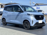 エマージェンシーブレーキ(衝突被害軽減ブレーキ)、フロントカメラが車両や歩行者を検知し警告音と共に衝突回避、軽減をアシストしてくれます。