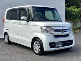 狭い駐車場でも、スライドドアならチャイルドシートへのお子さまの乗降や荷物の積載もスムーズ。とても便利な【両側電動スライドドア】ドアハンドを少し引くだけでリアドアが自動開閉します。
