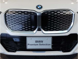 【BMWの伝統】BMWの特徴的な&ldquo;キドニーグリル&rdquo;は、80年以上続く伝統の形でございます。変わらないこだわりのデザインが、プレミアムブランド&ldquo;BMW&rdquo;を創り出します。