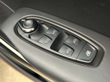 重厚感あるトリム枠とシックな質感で仕立てられたウインドウスイッチパネル。ドアトリムの美しいレザーと見事に調和し、触れるたびにラグジュアリーカーならではの上質な操作感と美学を感じさせます。