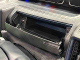 小物が収納できる運転席側インパネアッパーボックス。 ボックス内にはUSBソケットが一口。
