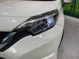 【LEDヘッドライト】悪天候や夜間走行時も良好な視界を確保し安心して運転できる高輝度LEDヘッドライトを装備!点灯速度が早く、消費電力も抑えられています。